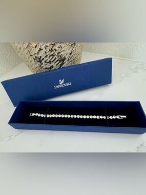 Women’s Bracelet Swarovski Crystal Tennis Bracelet  Bezel-Set Round Cut design